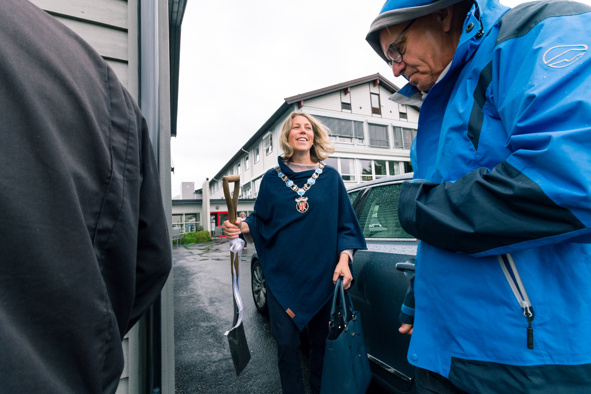 Hægebostad-ordfører Margrethe Handeland med spaden