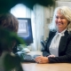 Mariann Thiesen smiler paa kontoret