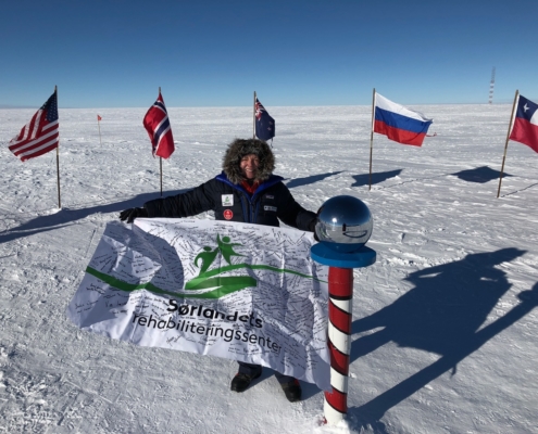 astrid furholt med pasientflagget på sydpolen