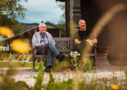 Egil Skogestad og Ånen Werdal sitter på en benk ved Lygnevann og smiler