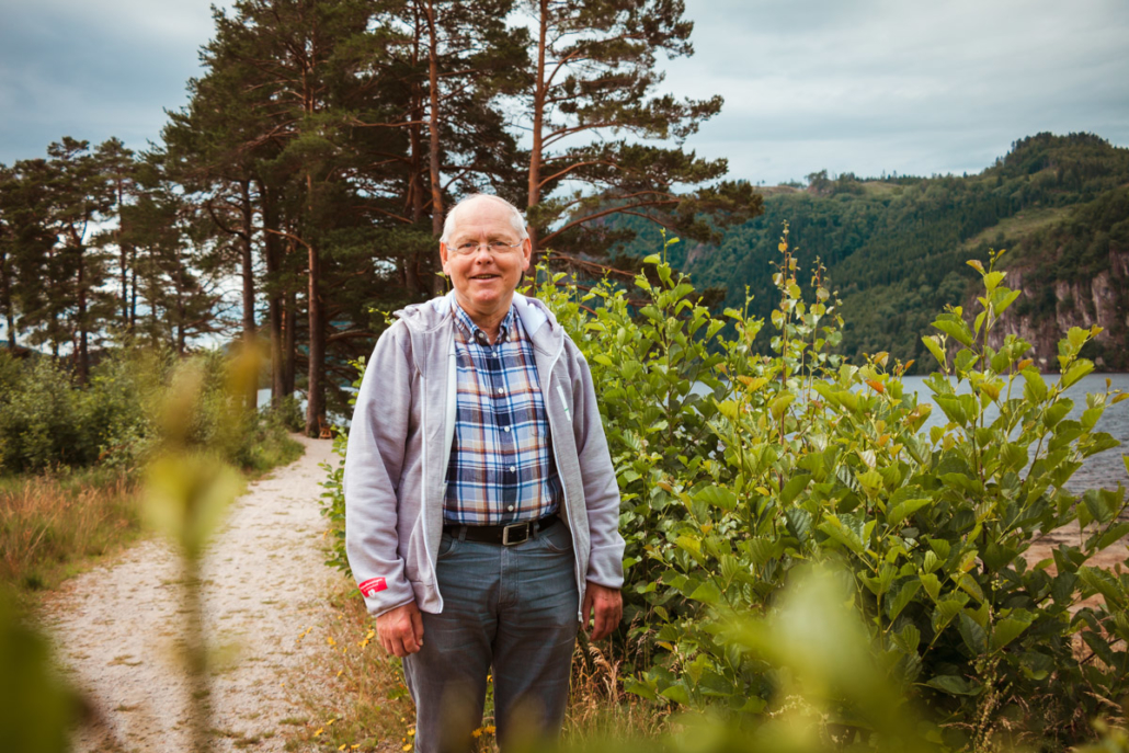 Egil Skogestad står i naturomgivelser og ser smilende i kamera