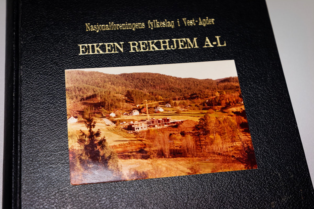 Bok om Eiken Rekhjem med foto av byggetomta